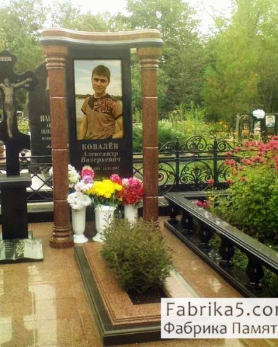 Элитный памятник с колоннами из коричневого гранита    №14-002, Памятники с цветными портретами: Фотостекло, Фотокерамика