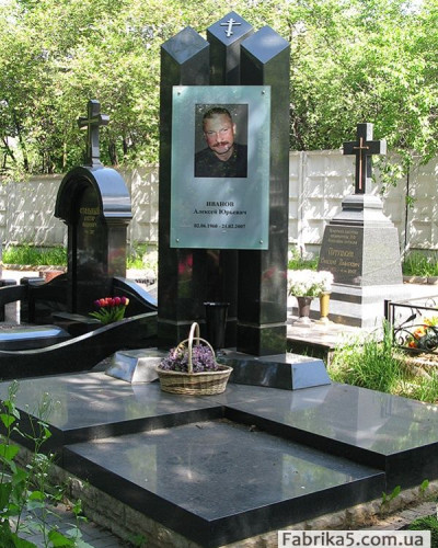 Эксклюзивный памятник с тремя столбами в Киеве  №14-006, Памятники с цветными портретами: Фотостекло, Фотокерамика