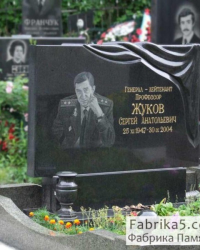 Солидный горизонтальный памятник из черного гранита №14-070, Горизонтальные памятники