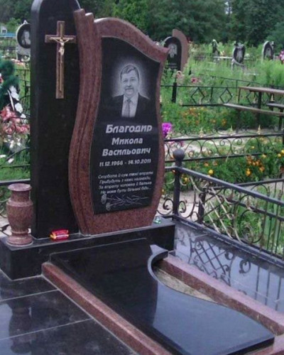 Фигурный памятник из черного и красного гарнита №14-090, Элитные памятники: Одинарные