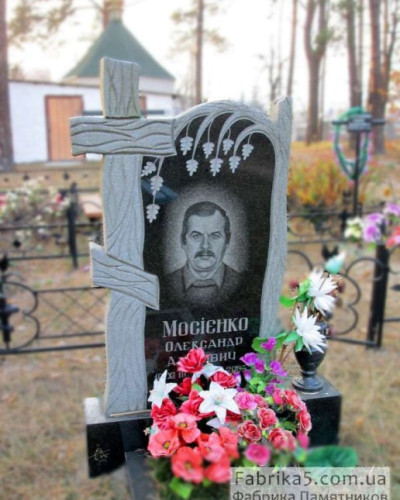 Гранитный памятник с крестом в виде дерева  №15-004, Памятники в форме деревьев