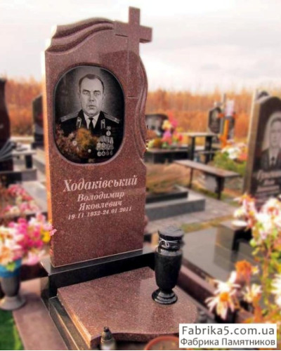 Памятник с крестом и полотенцем из бордового гранита    №16-007, Фигурные памятники