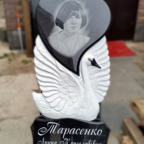 Памятник лебедь с сердцем №17-002