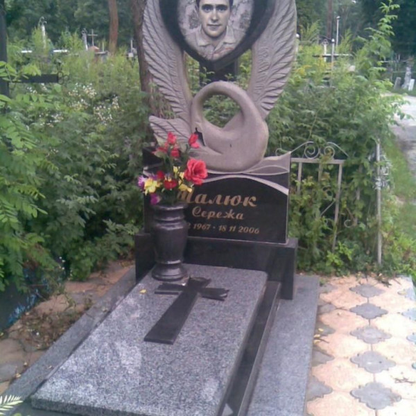 Резной Памятник лебедь с сердцем  №17-004