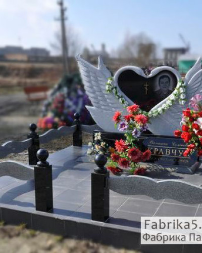 Памятник с двумя лебедями №17-006, Гранитные памятники с Лебедем