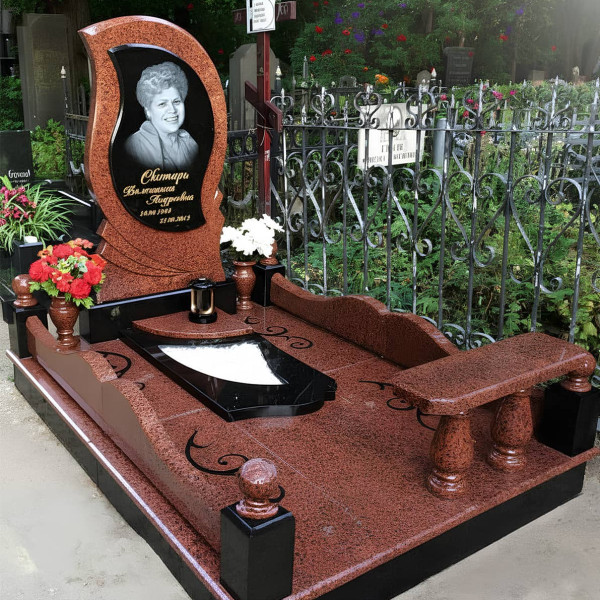 Красивый памятник из красного гранита на могилу маме №18-004