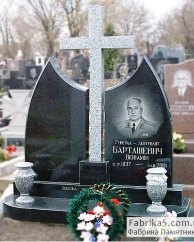 Двойной памятник с крестом из гранита №23-001, Двойные памятники средней сложности