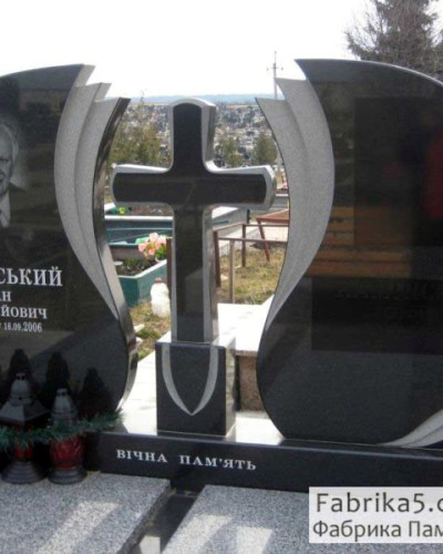 Двойной памятник с крестом и закрытыми надгробиями  №23-007, Двойные памятники средней сложности