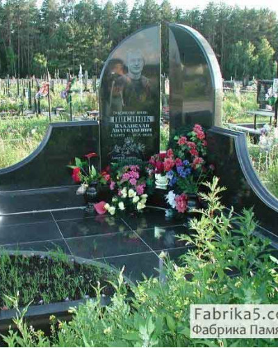 Кутовий подвійний пам’ятник №23-041, Подвійні пам'ятники середньої складності