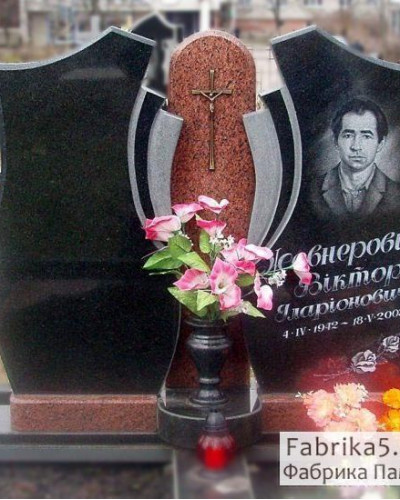 Двойной памятник из черного и красного гранита №23-047, Фигурные двойные памятники
