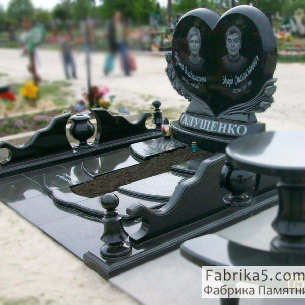 Подвійний пам’ятник у формі серця з квітами для батьків №24-019
