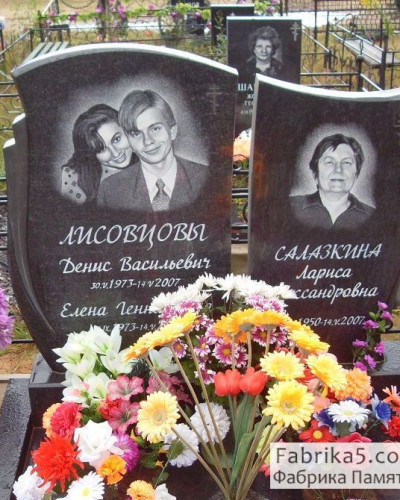 Фігурний на трьох №31-004, Надгробні пам'ятники на трьох