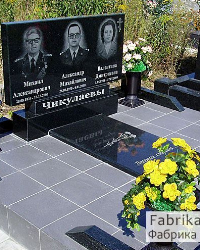 Пам’ятник на трьох №31-007, Надгробні пам'ятники на трьох