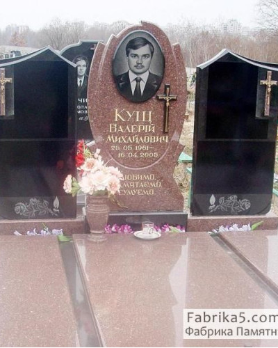 Пам’ятник на трьох №32-001, Надгробні пам'ятники на трьох