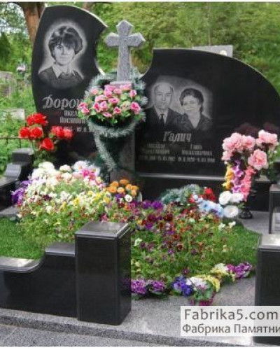 Пам’ятник на трьох №32-002, Надгробні пам'ятники на трьох