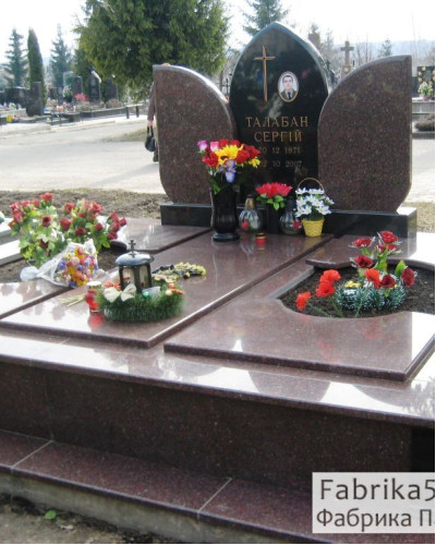 Пам’ятник на трьох №32-003, Надгробні пам'ятники на трьох
