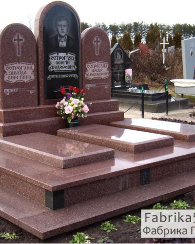 Пам’ятник на трьох №32-004, Надгробні пам'ятники на трьох