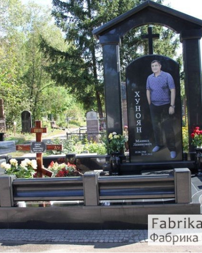 Гранітний комплекс на могилу №42-012, Чоловічі пам'ятники