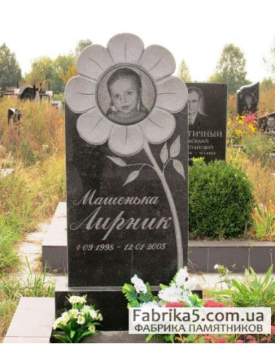 Дитячий різьблений пам’ятник з квіточкою №51-005, Різьблені пам'ятники