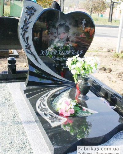 Детский резной памятник с сердцем №52-001, Памятники с цветами, розами из гранита