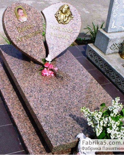 Дитячий пам’ятник на кладовищі №52-002, Дитячі пам'ятники