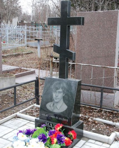 Пам’ятник з хрестом №61-008, Гранітні хрести на могилу