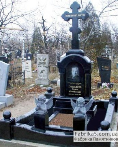 Каплиця на могилу №63-009, Пам'ятники у вигляді хреста