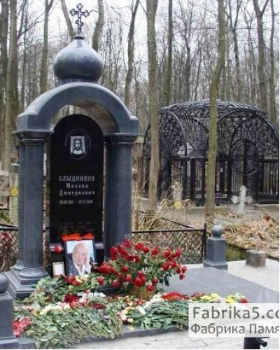 Каплиця на могилу №63-010, Пам'ятники у вигляді хреста
