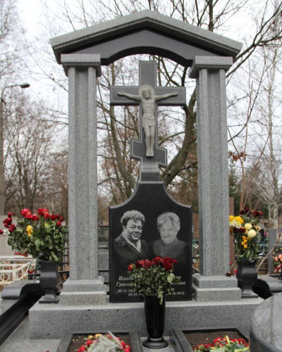 Комплекс з хрестом №63-019, Пам'ятники у вигляді хреста