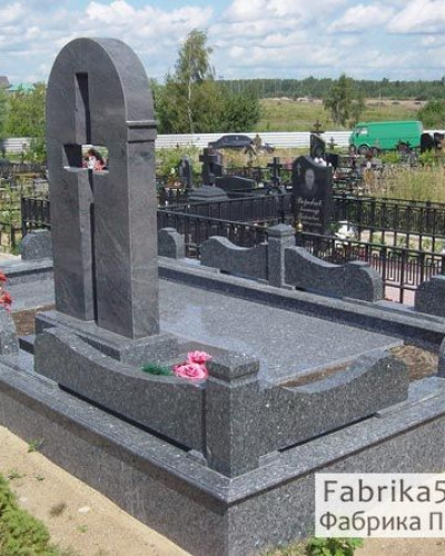 Ограда из лабрадорита на могилу, фото №82-001, Фигурные цоколя и оградки на могилу