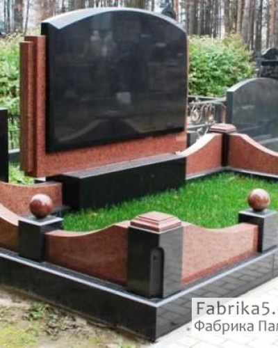 Элитный горизонтальный памятник с оградой из красного гранита    №82-005, Горизонтальные памятники