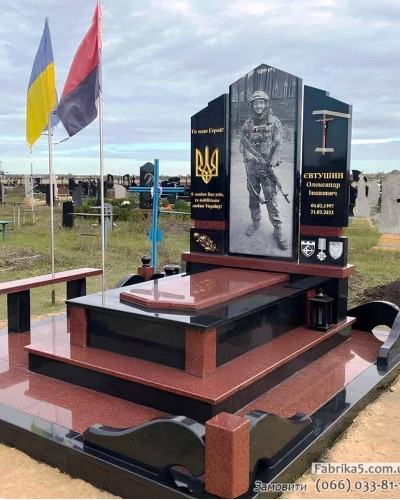 Красивый памятник военному ВСУ, Гранитный комплекс с оградкой на кладбище, Фото  №A-003, Памятники Коростышев