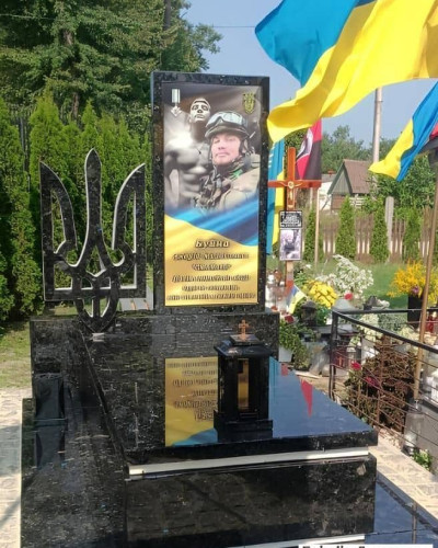 Строгий памятник с тризубом воину ВСУ (Киев)  №A-005, Памятники с цветными портретами: Фотостекло, Фотокерамика