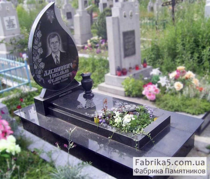 Надгробный памятник в форме слезы №13-023, Памятники из черного гранита, Фабрика памятников